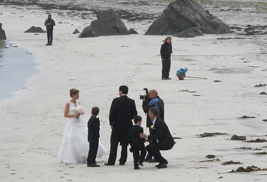 Otužilá nevěsta se fotí na pláži